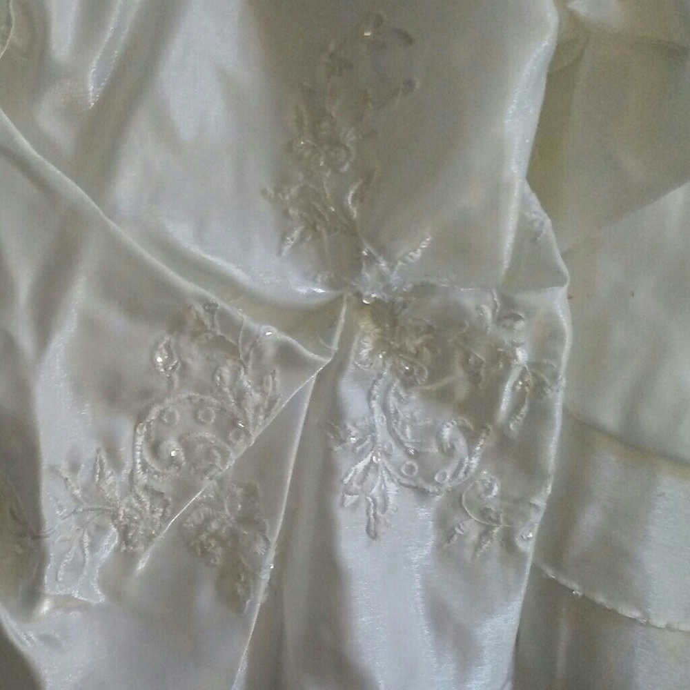 Gown - Picture 4 of 8
